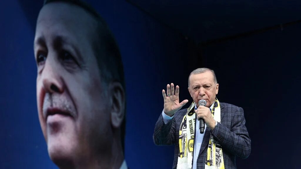 Recep Tayyip Erdoğan, qui a vu sa popularité entamée par la crise économique qui frappe la Turquie, a promis jeudi 11 mai de doubler le salaire des fonctionnaires, après avoir initialement promis mardi une hausse de 45 % (AFP/Adem Altan)