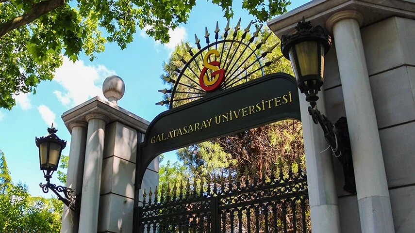 Sur les 280 professeurs de l’université Galatasaray, 24 sont français, dont 10 universitaires et 14 professeurs de français (Twitter)