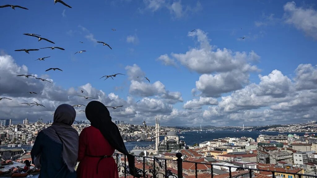 Deux femmes regardent la vue sur Istanbul depuis la terrasse d’un café, le 10 septembre 2019 (AFP/Ozan Kose)