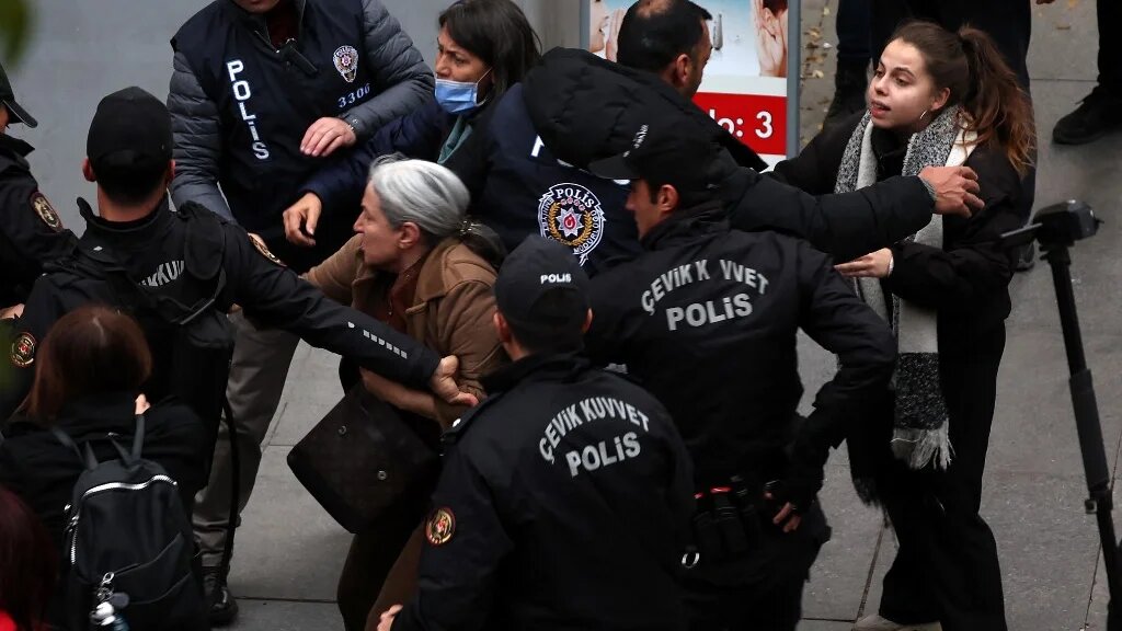La police arrête des membres du Parti démocratique des peuples (HDP) lors d’une manifestation contre la campagne aérienne des forces armées turques dans les régions du nord de l’Irak et de la Syrie, à Ankara, en Turquie, le 21 novembre 2022 (AFP/Adem Altan)