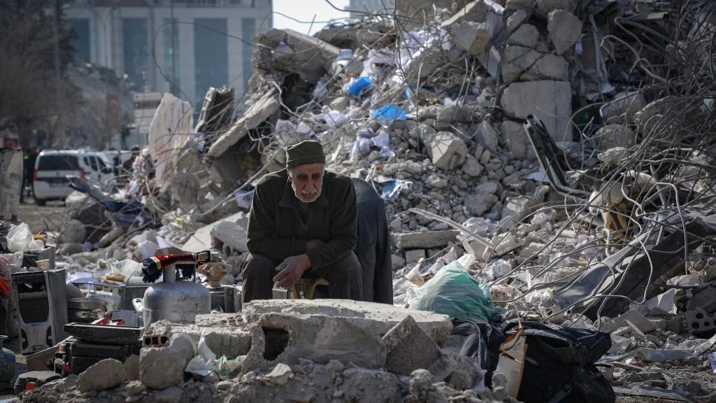 Un vieil homme, assis au milieu des décombres, à Kahramanmaraş, dans l’est de la Turquie, le 18 février 223 (AFP/Zein al-Rifai)