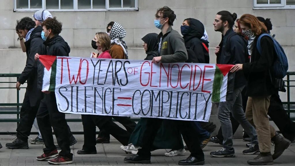 Protesters take part in a march for Gaza in London on 7 October 2025 (Justin Tallis/AFP)