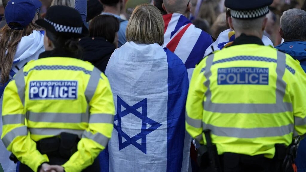 Police officers stand on duty at a rally organised by the Campaign Against Antisemitism in response to the Golders Green stabbings, in London on 30 April 2026 (Carlos Jasso/AFP)