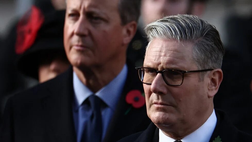 British Prime Minister Keir Starmer and former Prime Minister David Cameron, who later served as foreign secretary, attend a ceremony in central London on 9 November 2025 (Henry Nicholls/AFP)