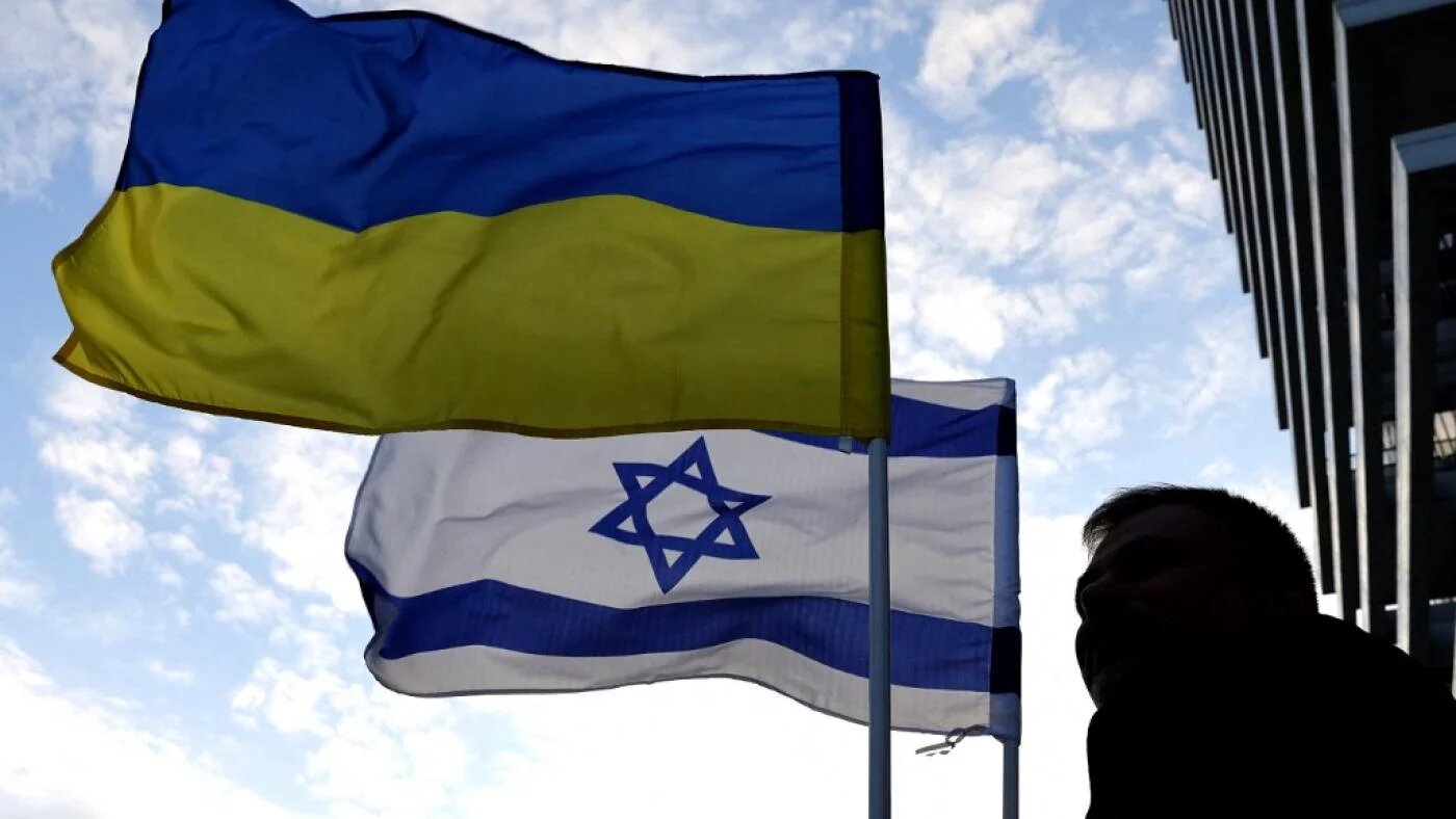 Les drapeaux de l’Ukraine et d’Israël flottent à Tel Aviv, le 26 février 2022 (AFP)