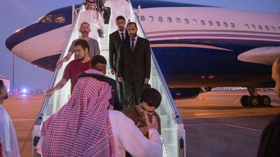  Les dix prisonniers à leur arrivée en Arabie saoudite (Twitter)