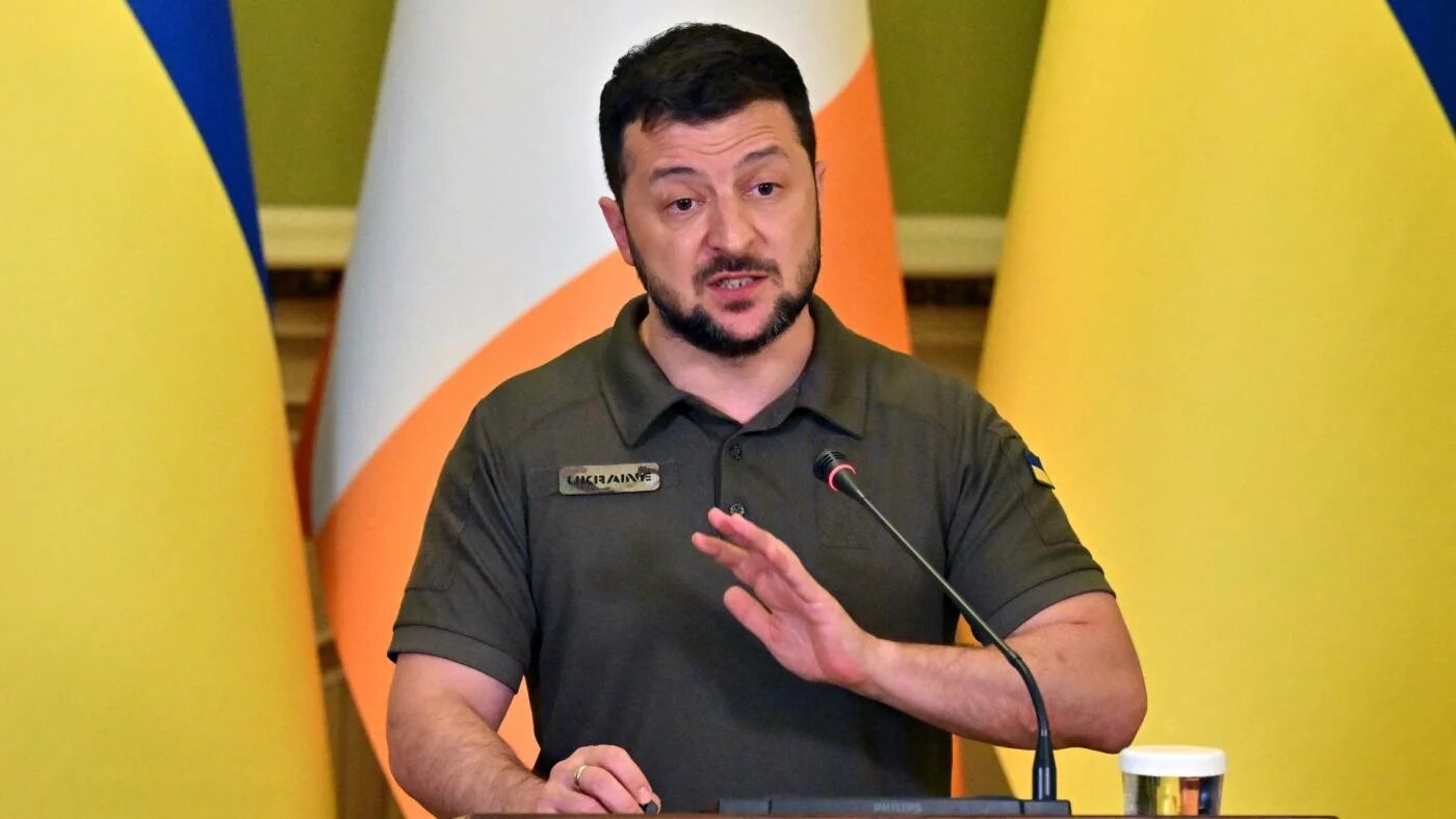Le président ukrainien Volodymyr Zelensky s’exprime après sa rencontre avec le Premier ministre irlandais à Kyiv le 6 juillet 2022 (AFP)