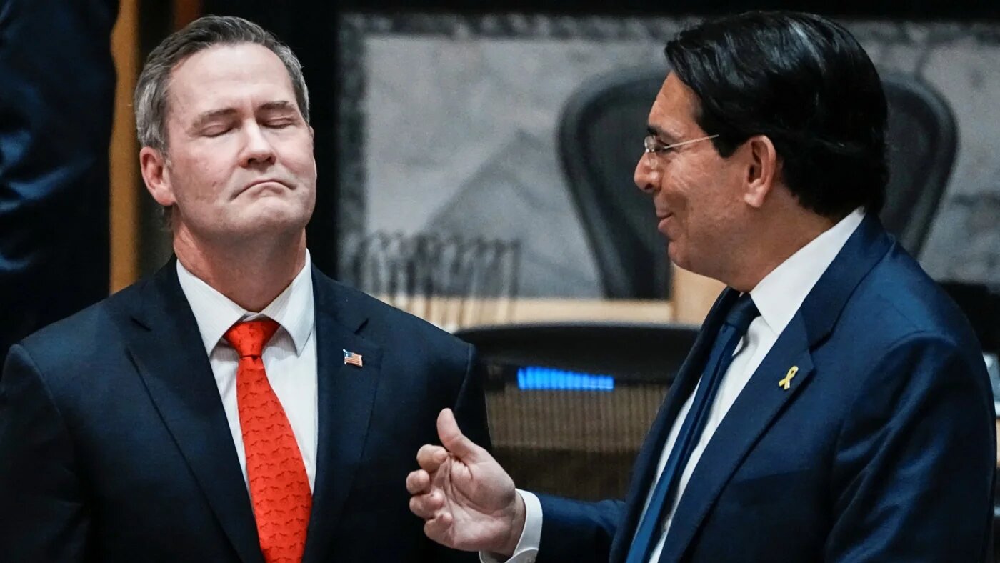 U.S Ambassador to UN Michael Waltz speaks with Israel's Ambassador Danny Danon before a meeting of the Security Council to vote on the Gaza resolution, 17 November 2025 (Reuters/Eduardo Munoz)