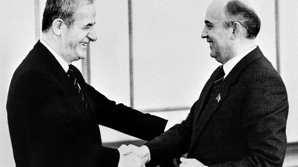 Mikhaïl Gorbatchev serre la main du président syrien Hafez el Assad, à Moscou le 19 juin 1985 (AFP/TASS)