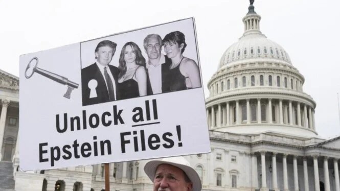 A protester holds a placard calling for the release of all files related to paedophile Jeffrey Epstein in Washington, DC, on 18 November 2025 (Roberto Schmidt/Getty Images/AFP)