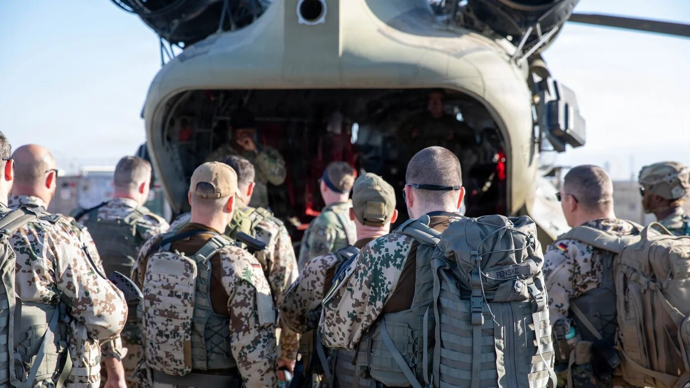 German Soldiers receive a pre-flight brief before boarding the US Army Boeing CH-47 Chinook at Erbil Air Base, Iraq, 31 October 2025. (US Army photo by Capt. Bernard Jenkins Jr.) 