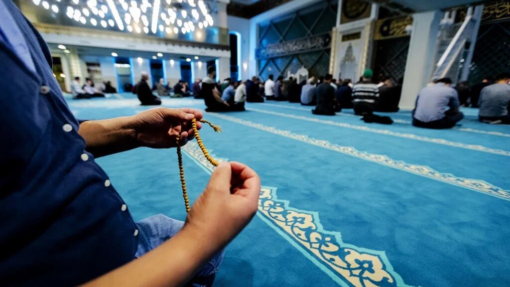 Des musulmans prient dans une mosquée d’Utrecht, aux Pays-Bas, pendant le Ramadan 2019 (AFP)