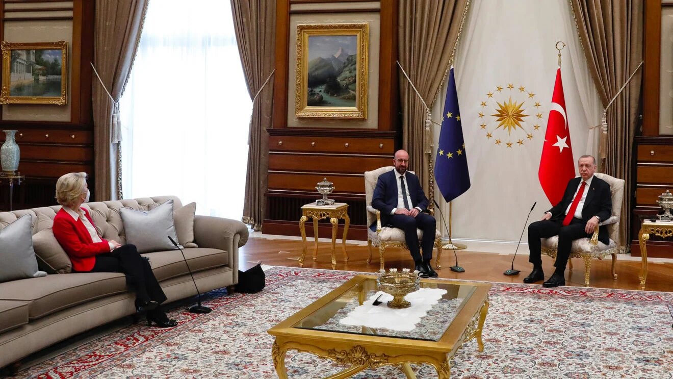 La présidente de la Commission européenne Ursula von der Leyen s’assoit sur un large canapé tandis que ses homologues masculins s’assoient dans le fond de la pièce, lors d’une réunion de haut niveau à Ankara, le 6 avril 2021 (Union européenne)