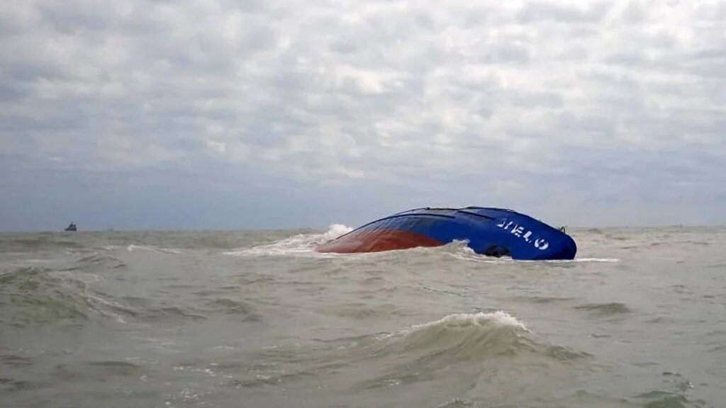Xelo – c’est le nom de ce navire marchand – transporte 750 tonnes de pétrole qui risquent, si elles se déversent dans la mer, de causer une catastrophe écologique (AFP)