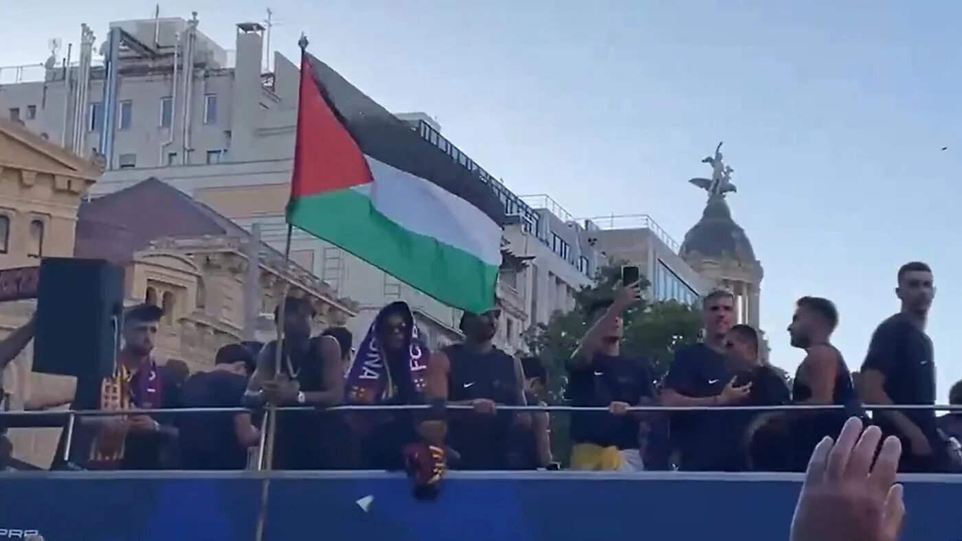 Lamine Yamal waves a Palestine flag during Barcelona's parade to celebrate their title win on 11 May 2026 (Screengrab)