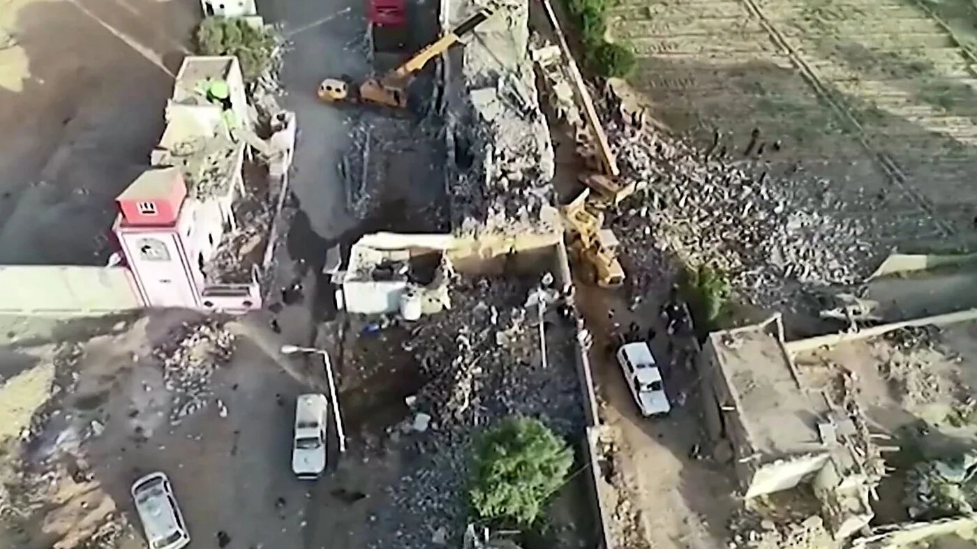 Image tirée d’une vidéo publiée par les Houthis qui montre la destruction d’un centre de détention temporaire à Saada, touché par une frappe le 21 janvier (AFP)