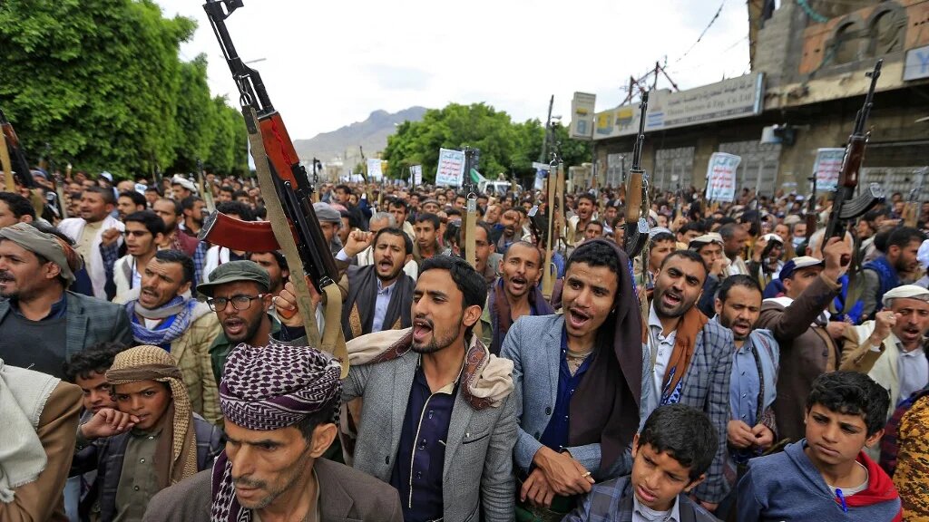 Les Houthis demandent « la fin de l’agression [saoudienne], la levée totale du blocus, le paiement des salaires de tous les fonctionnaires avec des recettes pétrolières et gazières » (AFP/Mohammed Huwais)  