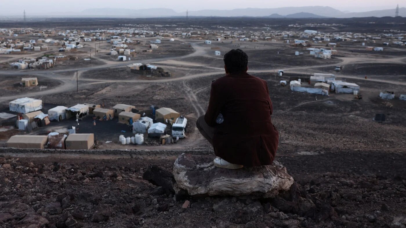 A displaced Yemeni man looks at an internally displaced persons (IDP) camp in Marib, Yemen, 29 October 2024 (Reuters/Amr Alfiky)