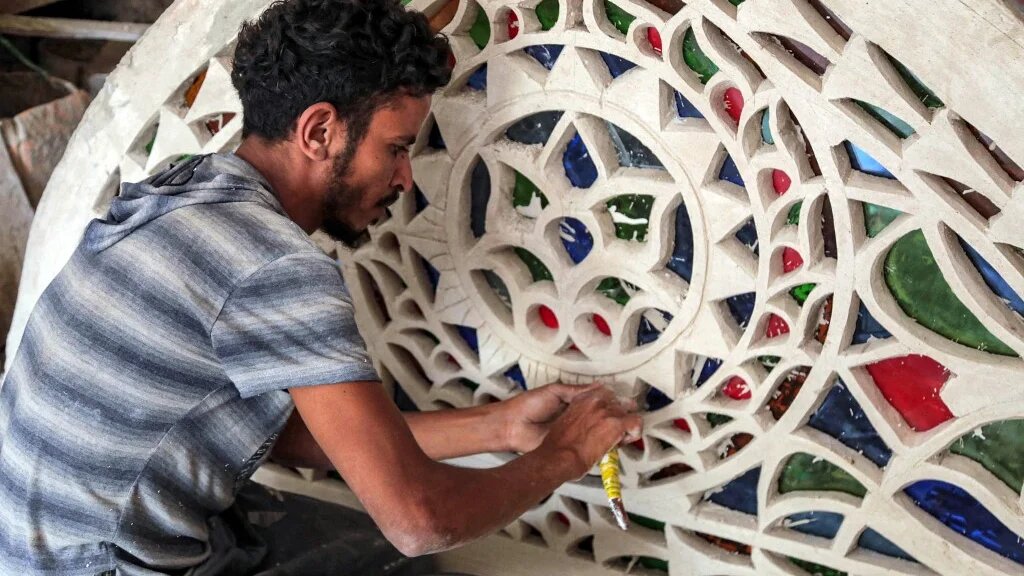 La qamariya, constituées de pierre et de vitraux, est visible aux quatre coins du Yémen, en particulier dans la vieille ville de Sanaa (AFP/Ahmad al-Basha)