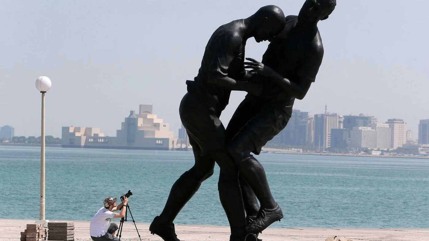 La sculpture de l’artiste français d’origine algérienne Adel Abdessemed, installée à Doha, immortalise le « coup de boule » asséné par l’ancien footballeur français Zinédine Zidane à son adversaire italien Marco Materazzi (AFP/photo d’archives)