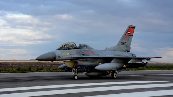 Un avion de combat égyptien de retour après des frappes en Libye en février 2016 (AFP/Ministère égyptien de la Défense)