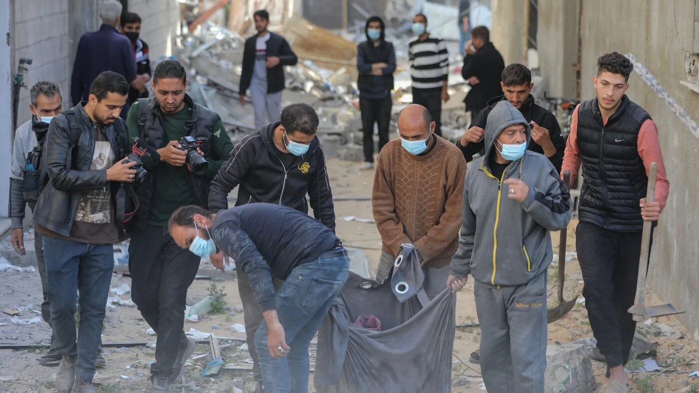 Des centaines de Palestiniens sont retournés dans leurs maisons près de l’hôpital al-Chifa et ont trouvé les restes de leurs proches dans un paysage dévasté (Mohammed al-Hajjar/MEE).