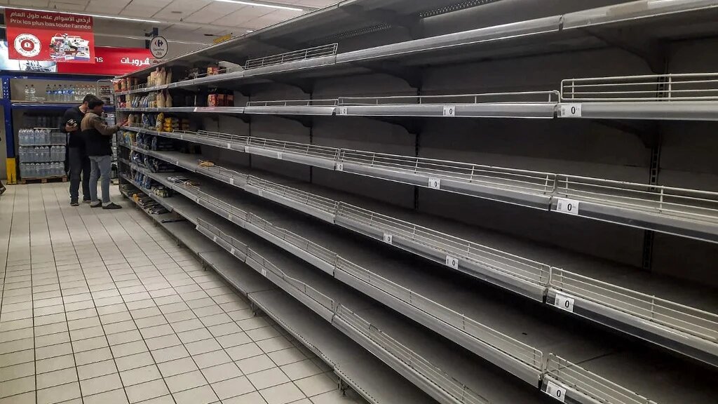 Les rayons vides d’un supermarché à Tunis, après une vague de pénuries sur les produits de première nécessité, le 12 janvier 2023 (AFP/Fethi Belaïd)