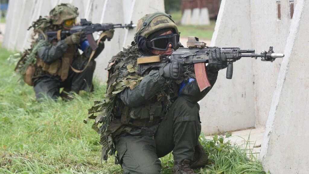 Des militaires ukrainiens participent aux exercices militaires conjoints Rapid Trident avec les États-Unis et d’autres pays de l’OTAN, près de Lviv, le 24 septembre 2021 (AFP)
