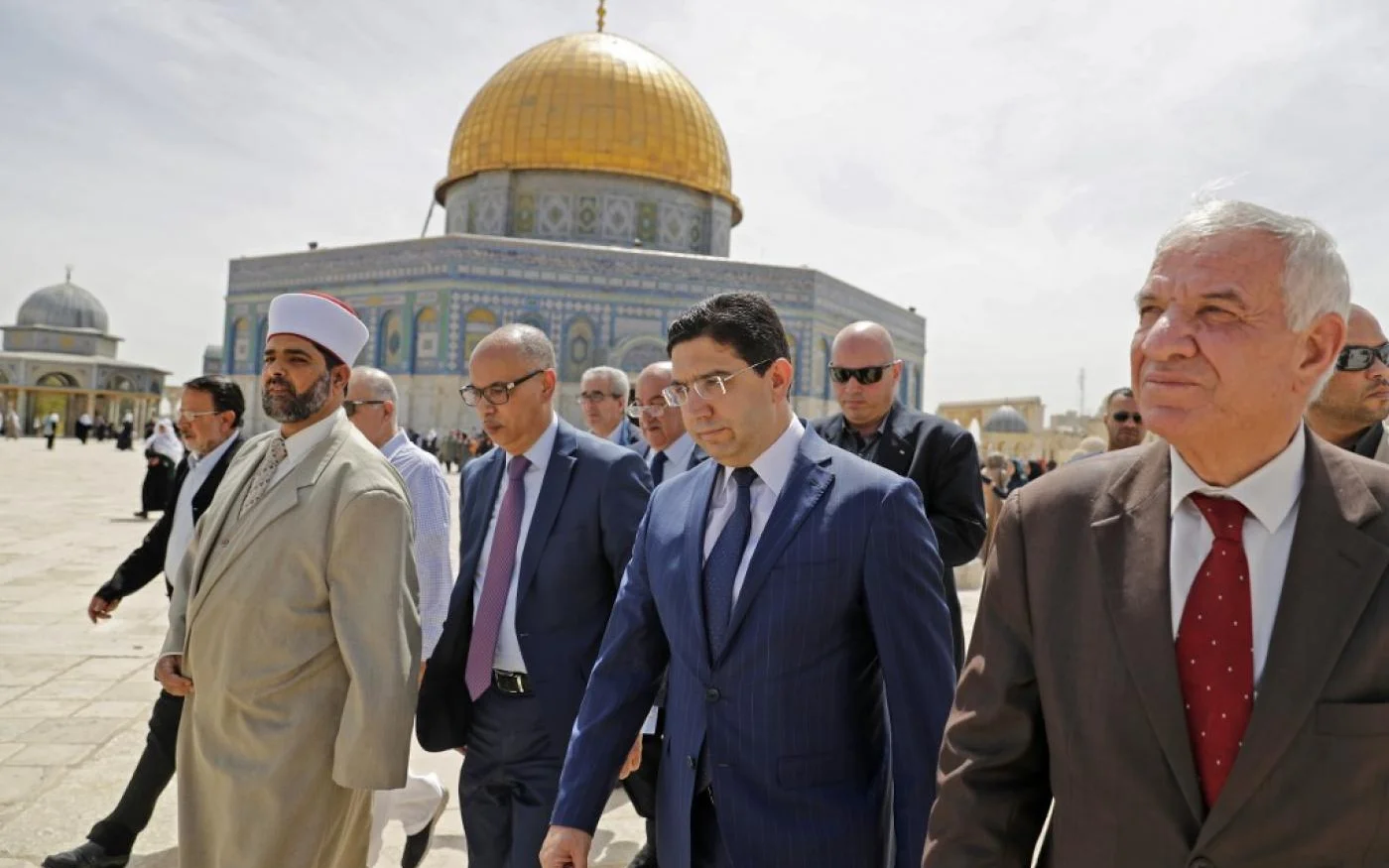 Le ministre marocain des Affaires étrangères, Nasser Bourita, dans l’enceinte de la mosquée al-Aqsa, dans la vieille ville de Jérusalem, le 27 mars 2018 (AFP)