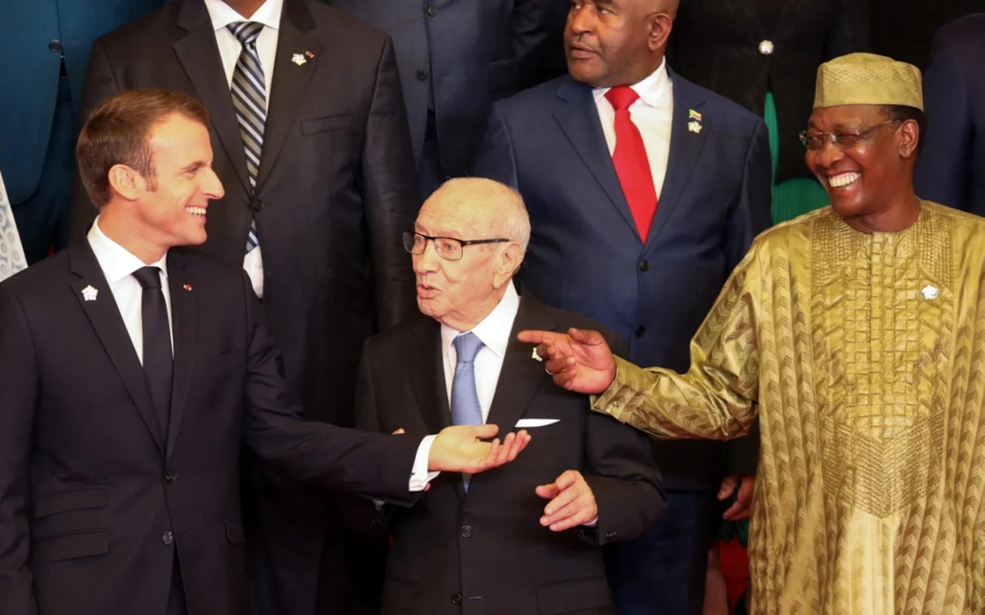 Idriss Déby avec Emmanuel Macron et le président tunisien Béji Caïd Essebsi au 17e sommet de la francophonie en octobre 2018 à Erevan (Arménie) (AFP)