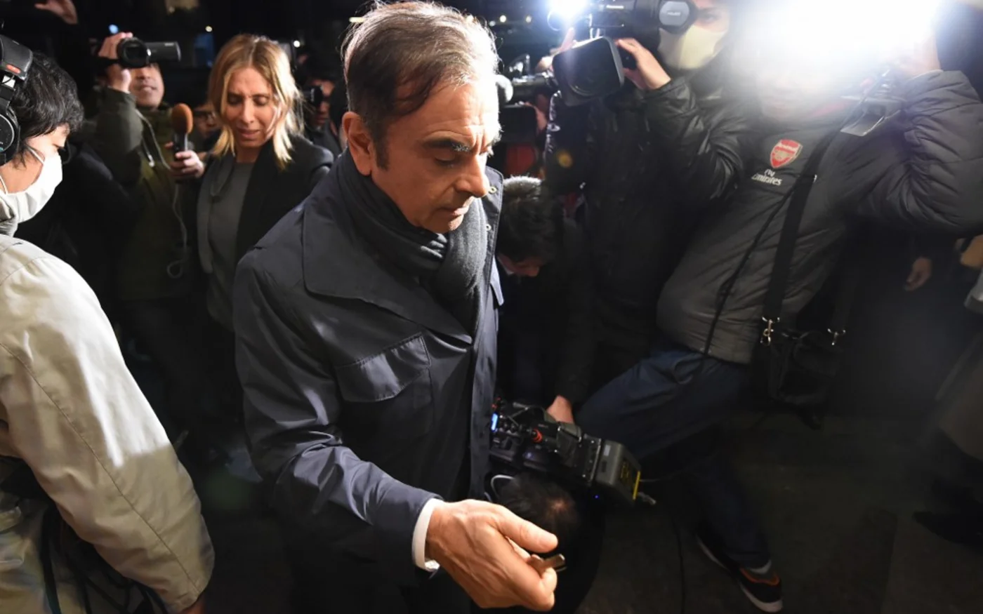 Carlos Ghosn et son épouse Carole arrivent à leur résidence à Tokyo le 3 avril 2019 (AFP)