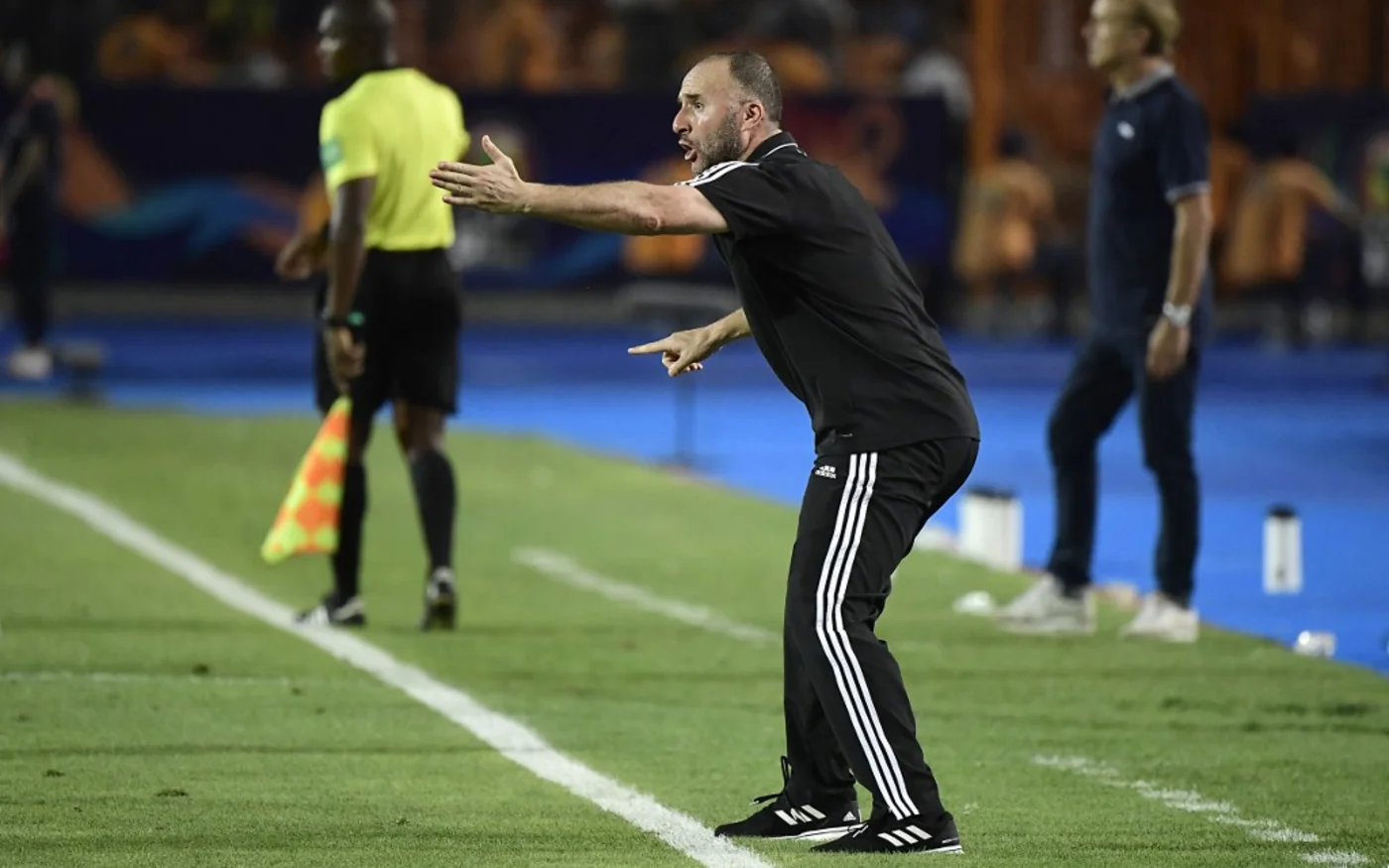 Djamel Belmadi parle à ses joueurs pendant le match de la Coupe d’Afrique des nations contre le Nigeria, le 14 juillet 2019 (AFP/Javier Soriano)
