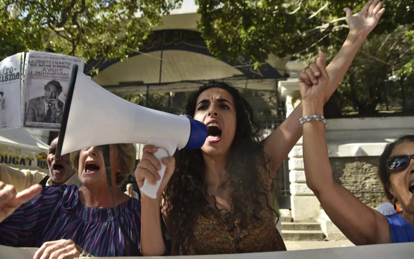Une manifestante lors d’un rassemblement anti-gouvernement à Alger (AFP/Ryad Kramdi)
