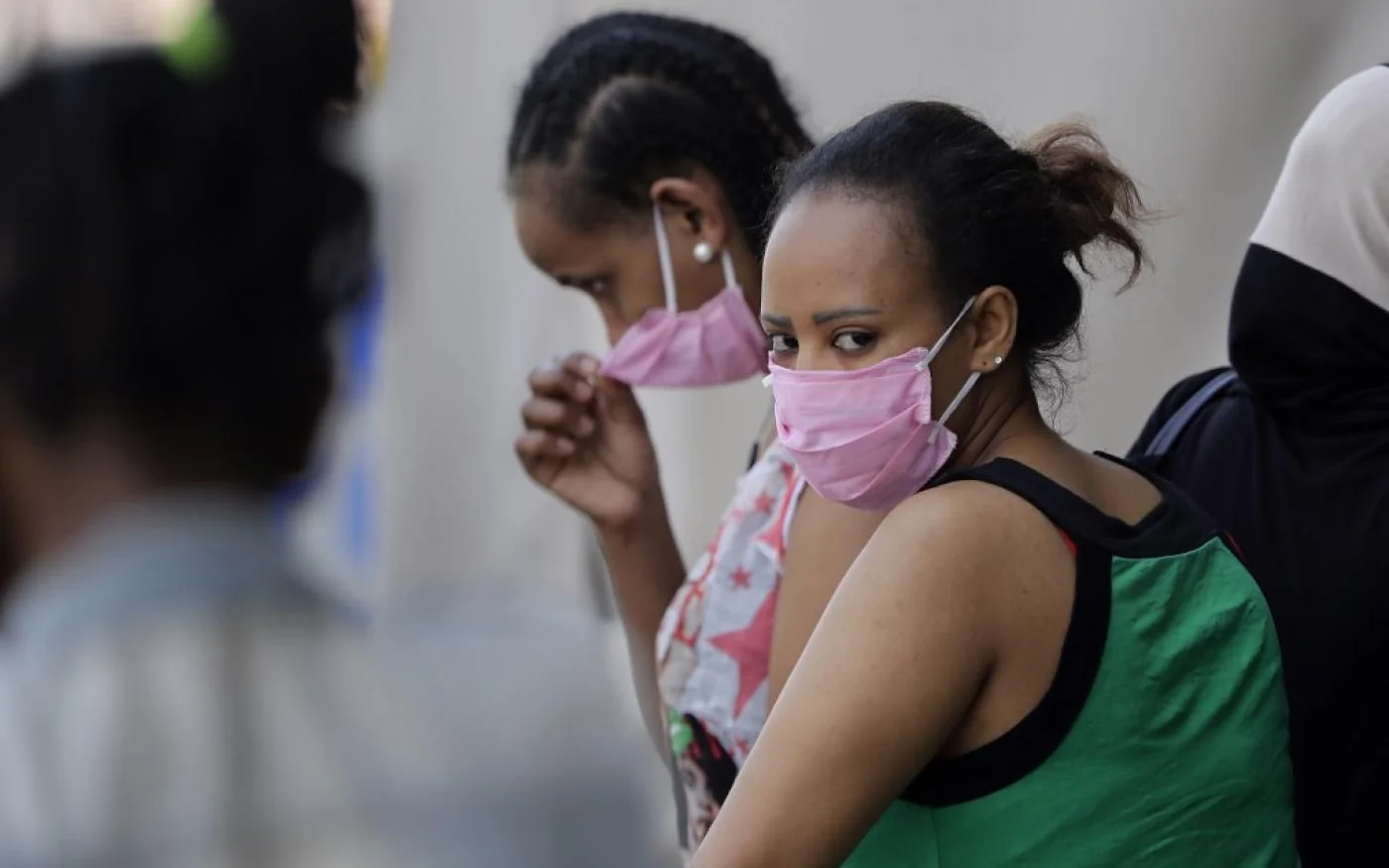 Des domestiques éthiopiennes attendent devant le consulat de leur pays pour s’inscrire en vue de leur rapatriement, à Beyrouth, le 18 mai 2020 (AFP)