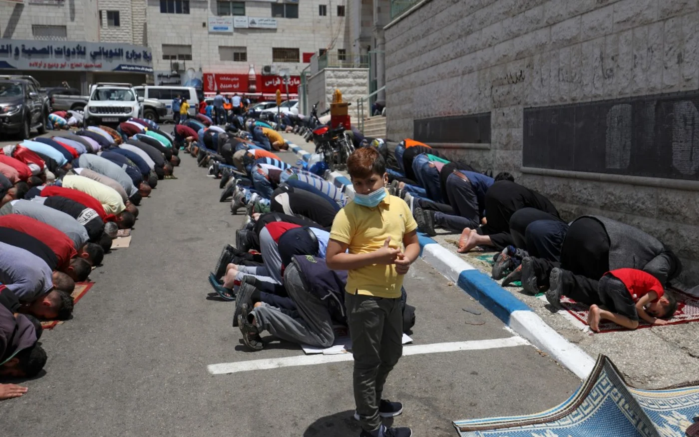 Fidèles accomplissant la prière à Ramallah, Cisjordanie, le 20 mai 2020 (AFP)