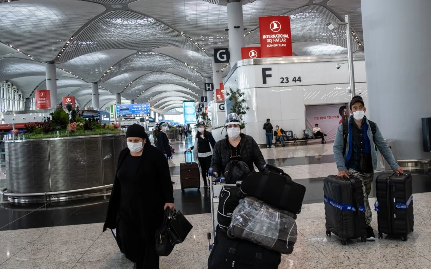 Des passagers débarquent à l’aéroport d’Istanbul le 1er juin 2020 (AFP)