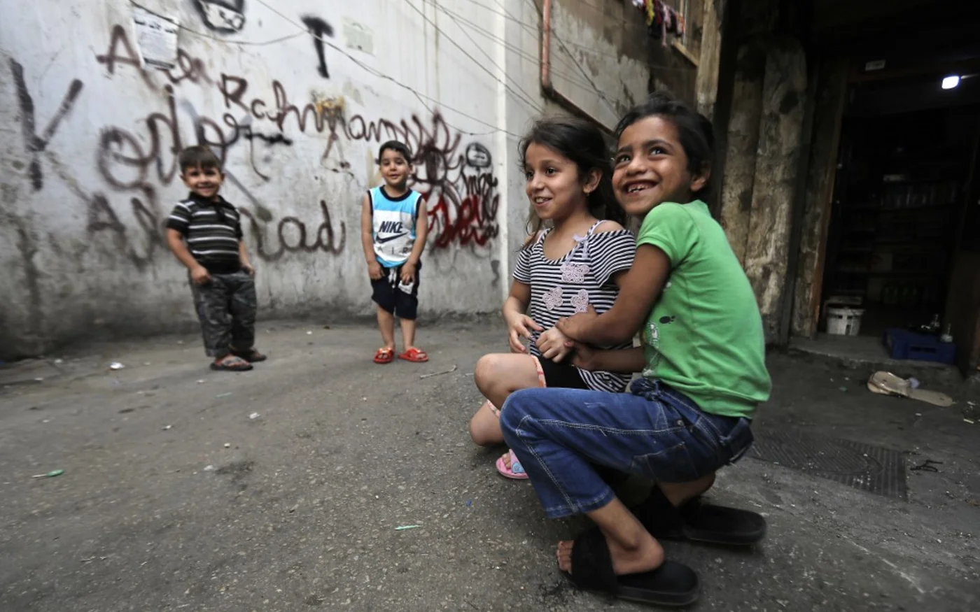 Des enfants dans le quartier de Bab al-Tabbaneh de la ville de Tripoli, au nord du Liban, le 3 juin 2020 (AFP)