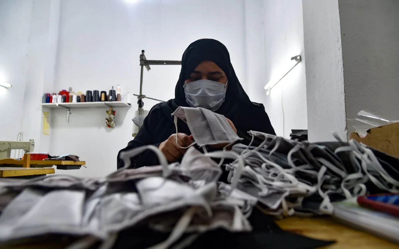 Une volontaire fabrique des masques de protection, Alger, le 4 juin 2020 (AFP)