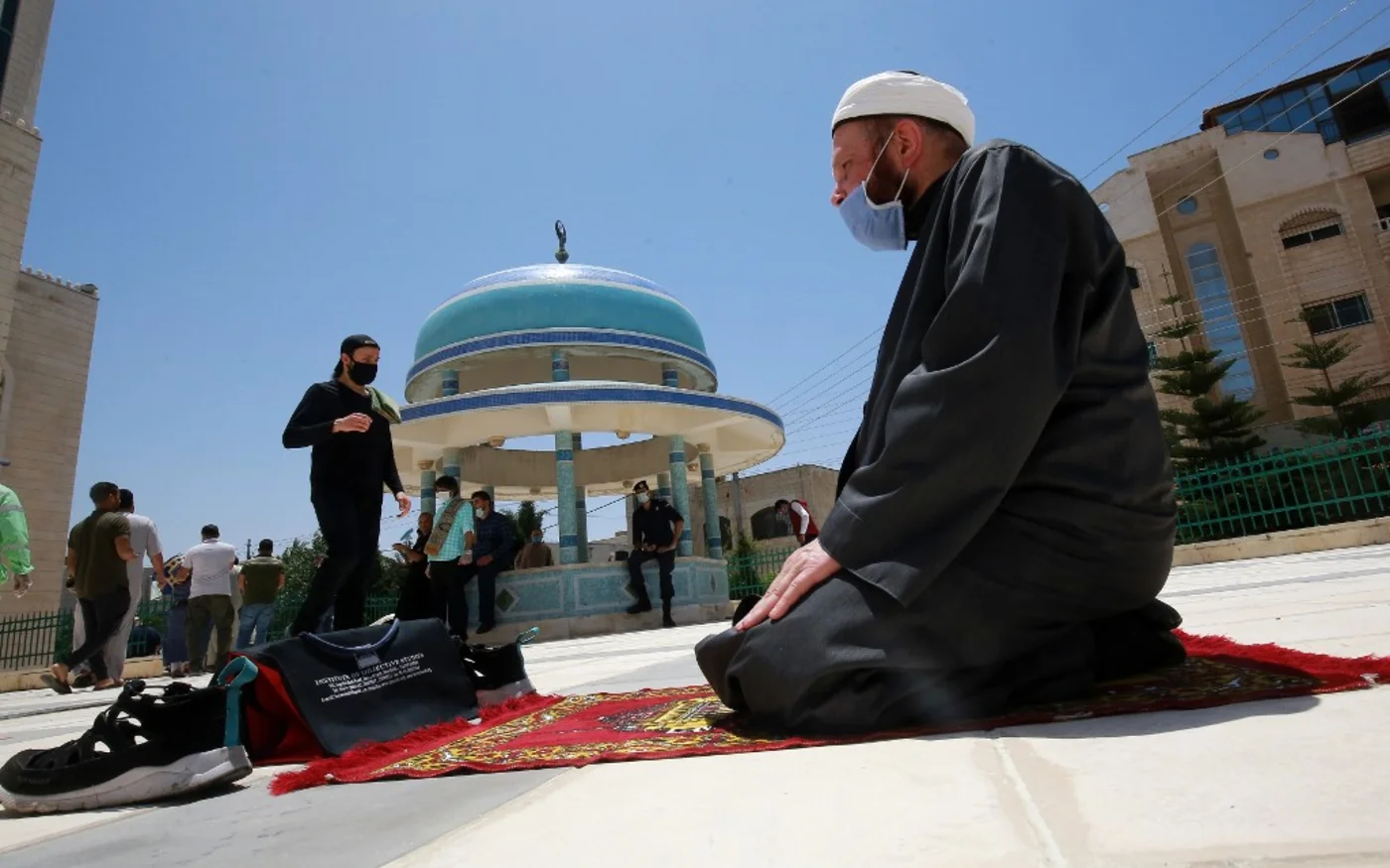 Un Jordanien fait sa prière devant la mosquée Mohammad al-Tilawy dans la capitale Amman, le 5 juin 2020 (AFP)