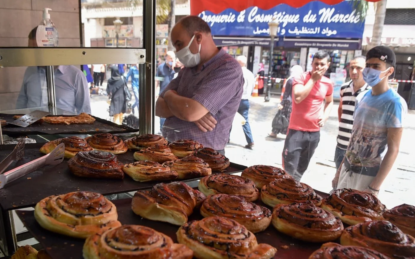 Des clients dans une boulangerie à Alger, le 7 juin 2020 (AFP)