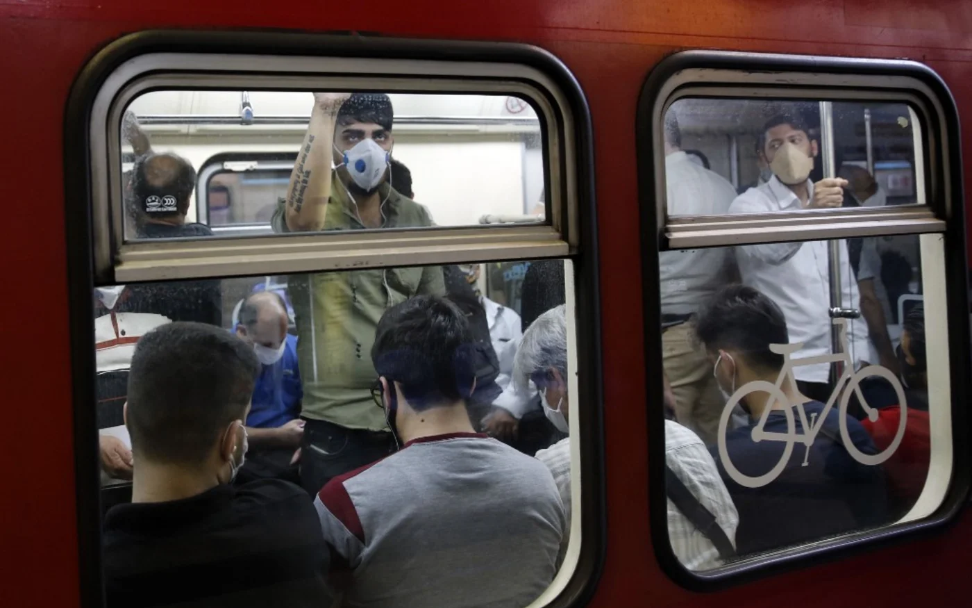 Les passagers d’un train dans la capitale iranienne Téhéran, le 10 juin 2020 (AFP)