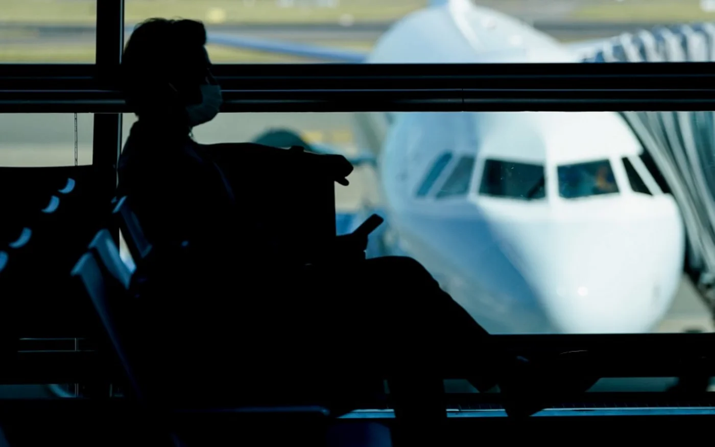 Un passager attend à la porte d’embarquement de Brussels Airport, à Zaventem, le 15 juin 2020 (AFP) 