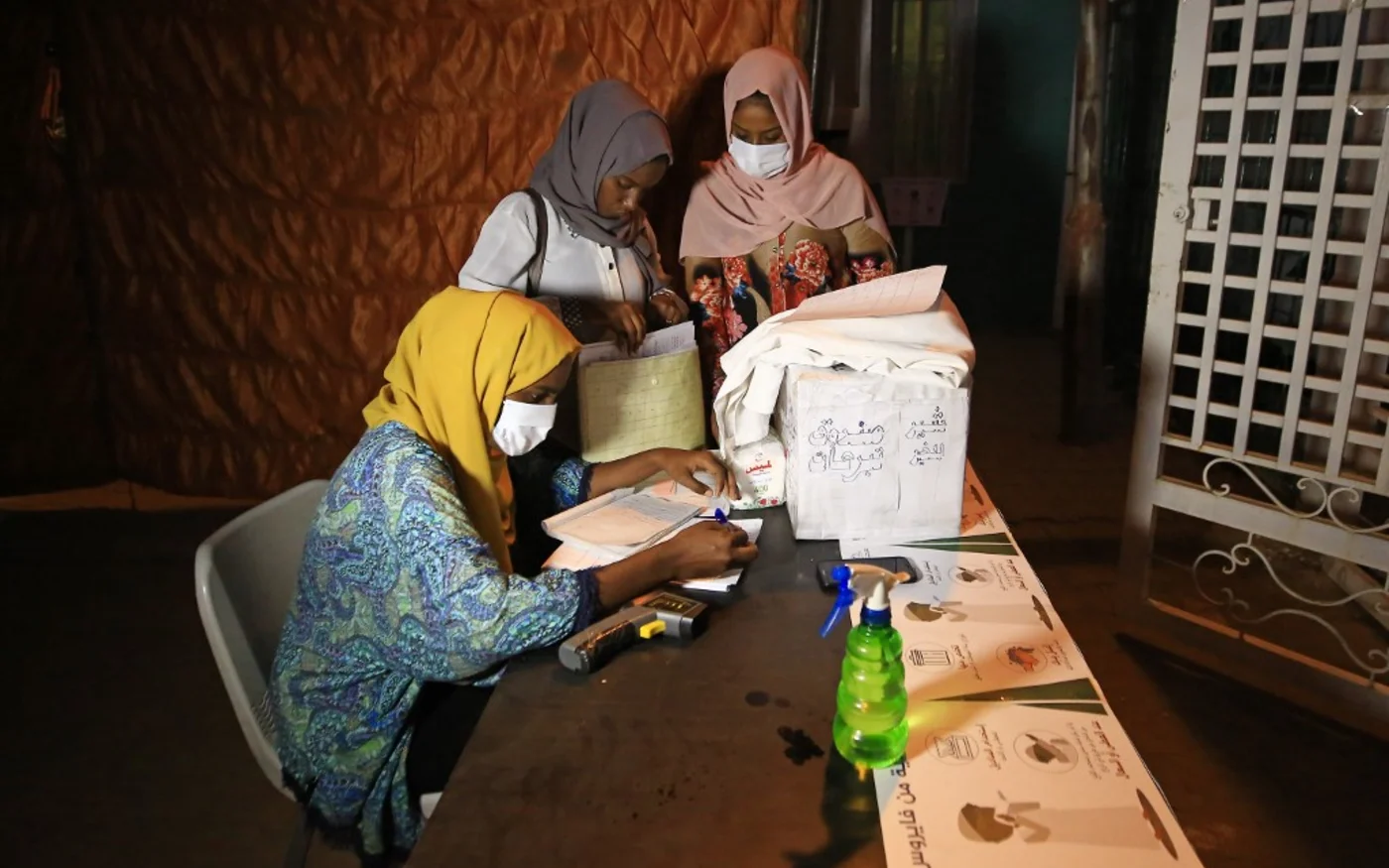 Des pharmaciens bénévoles travaillent dans un petit centre de traitement mis en place par des habitants du district de Shambat, au nord de Khartoum, le 18 juin 2020 (AFP)