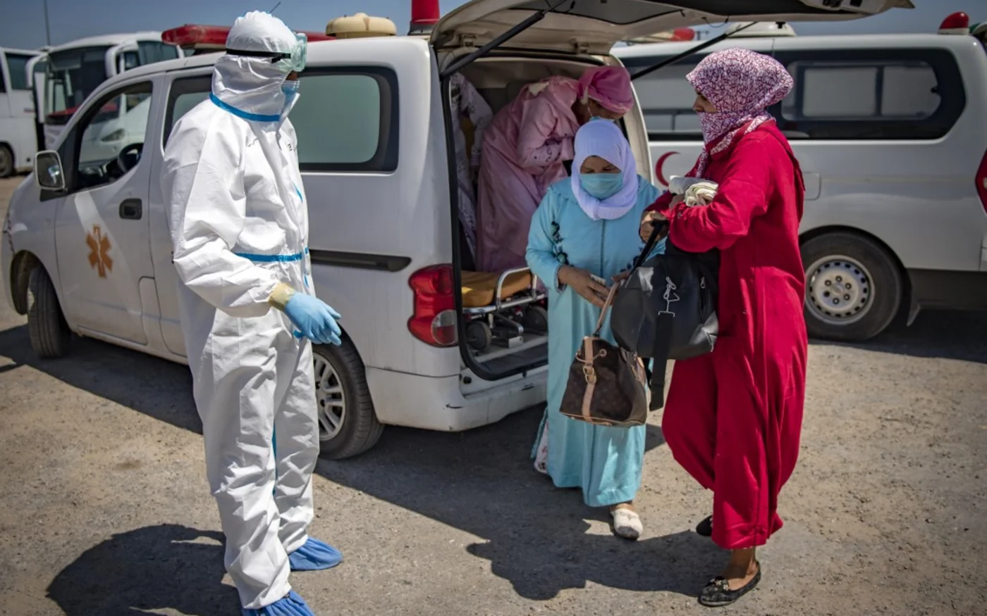 Des Marocaines, testées positives au COVID-19, sont transférées dans un centre médical (AFP)