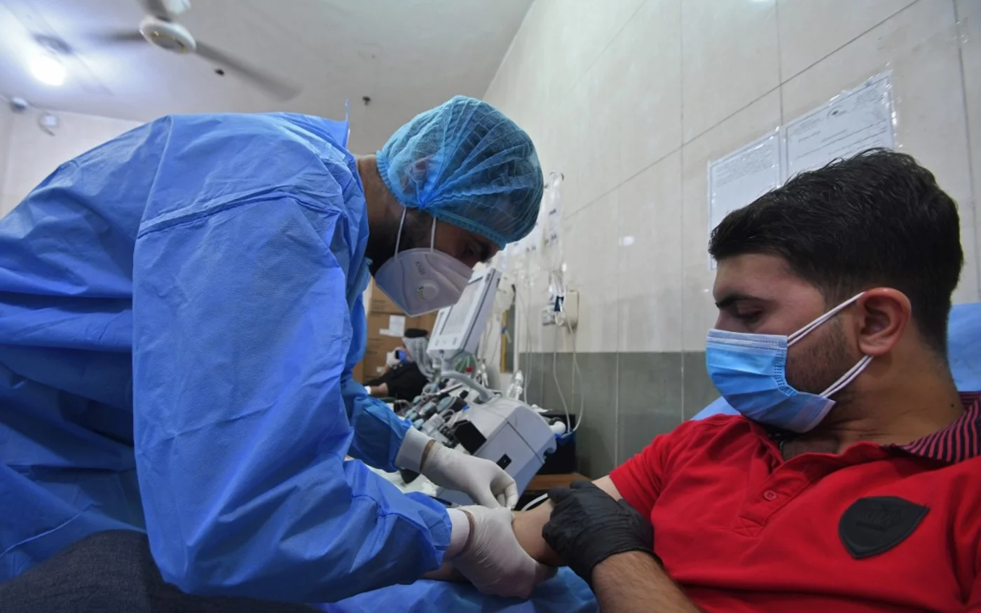 Un patient guéri du COVID-19 fait don de son plasma à la banque de sang de la ville de Nasiriyah, dans le sud de l’Irak, dans la province de Zi Qar, le 24 juin 2020 (AFP)