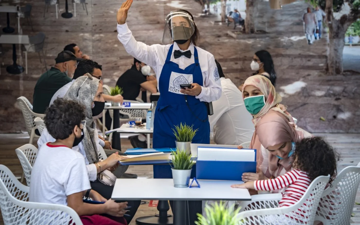 Dans un café à Rabat, la capitale marocaine, le 25 juin 2020 (AFP)