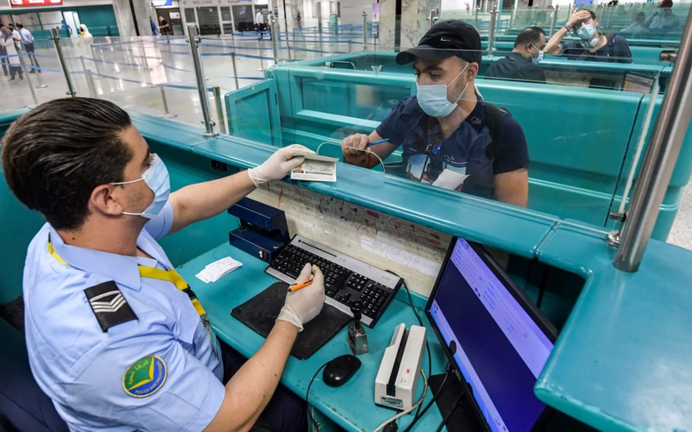 Un passager du premier vol commercial international en provenance d’Europe arrive à l’aéroport international de Tunis-Carthage, le 27 juin 2020 (AFP)