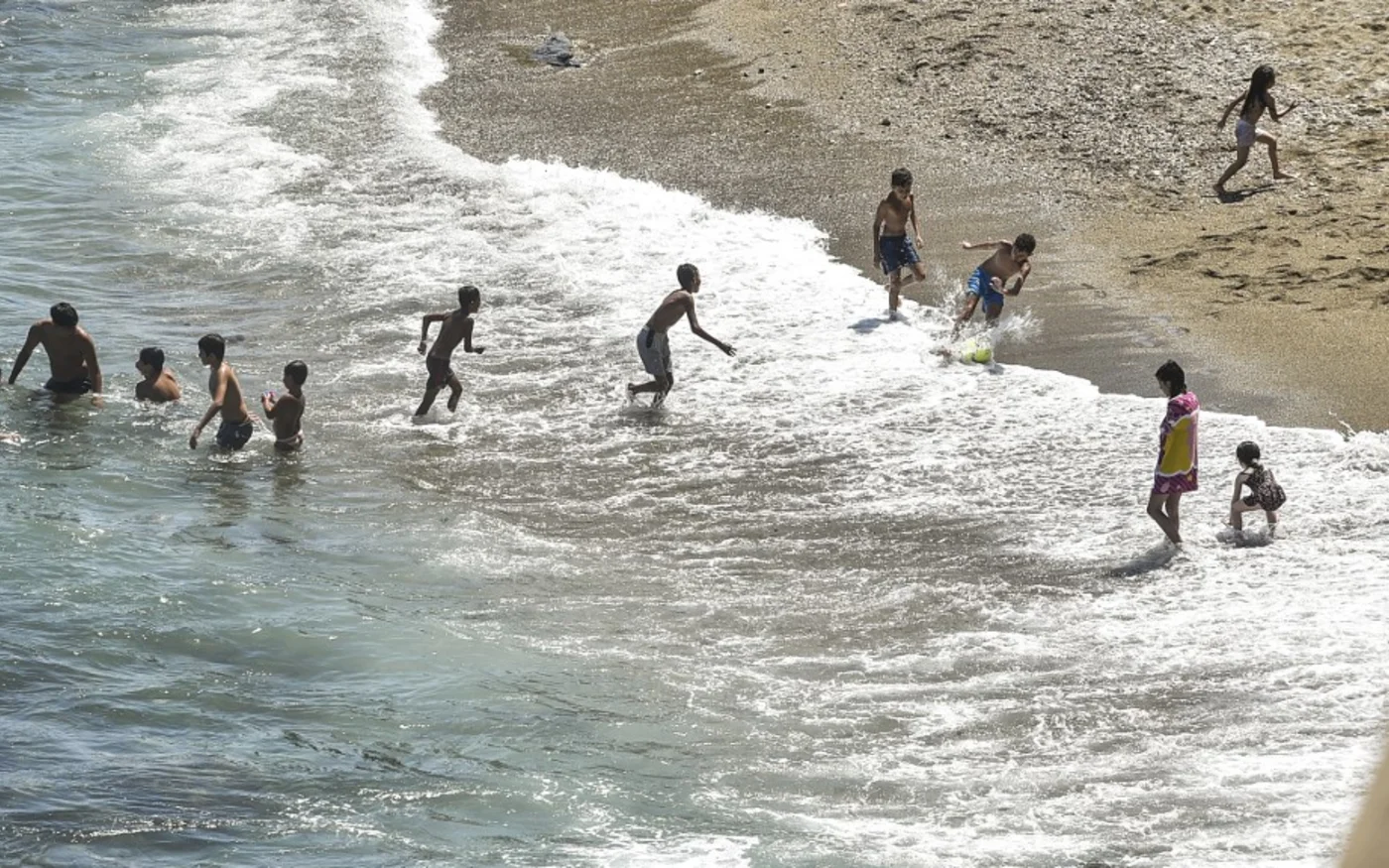 Les services de sécurité seront chargés, ajoute le communiqué, de veiller au respect des consignes de distanciation entre les estivants et du port du masque obligatoire depuis le 24 mai (AFP)