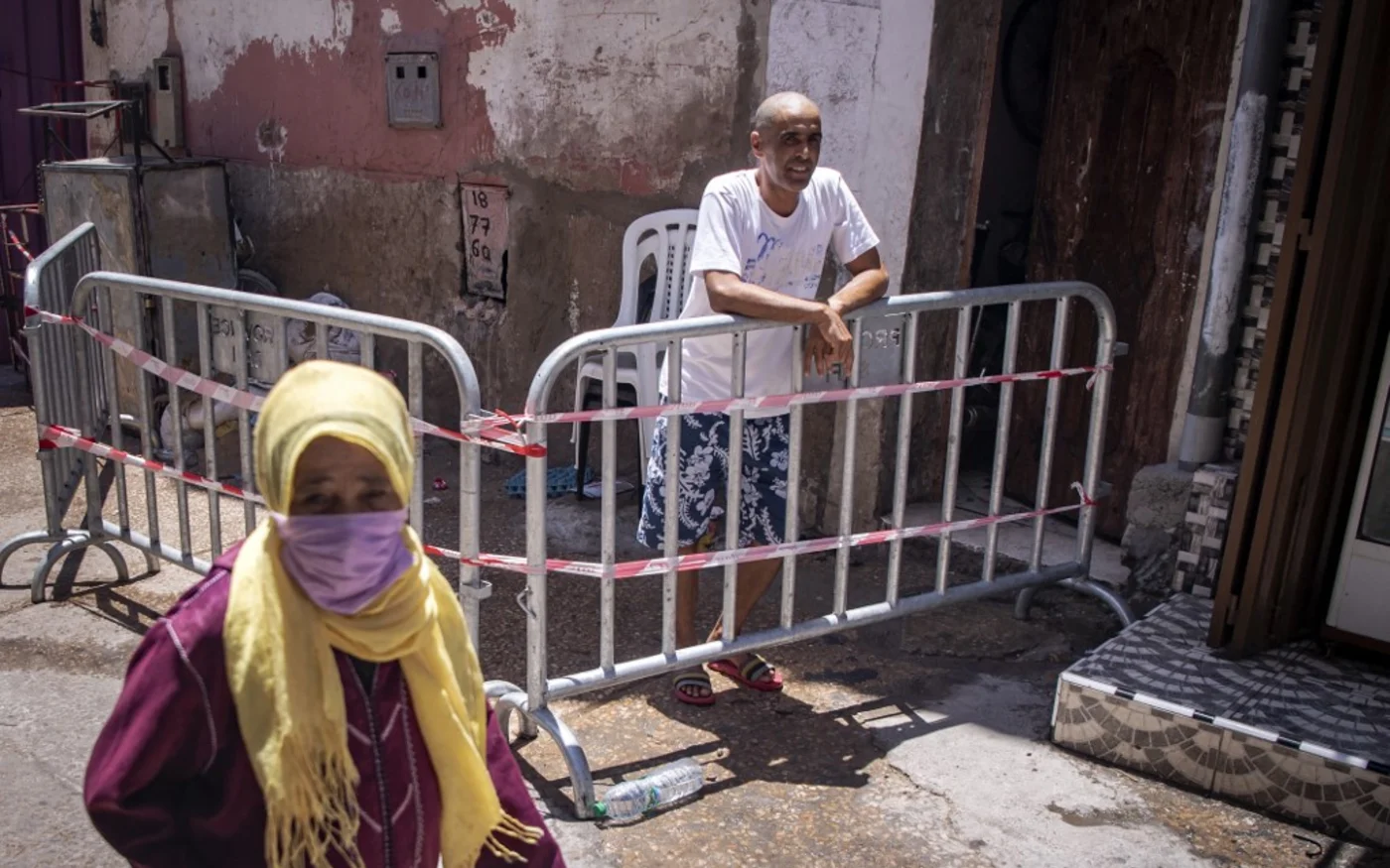 Un habitant de la ville de Safi (Maroc) devant sa maison où un membre de sa famille a été confirmé atteint du COVID-19, le 9 juin 2020 (AFP)