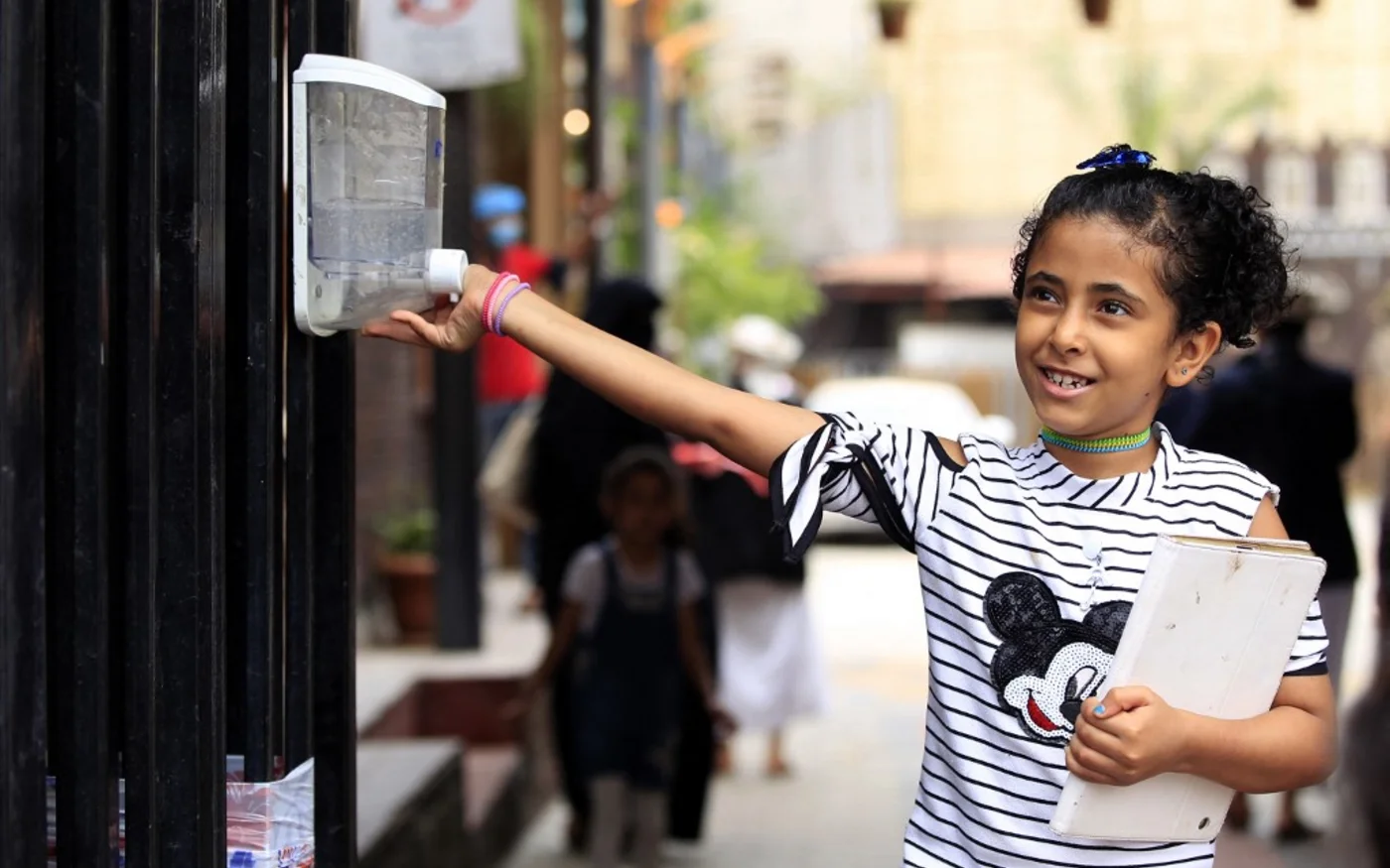 Une petite Yéménite se désinfecte les mains dans les rues Sanaa, au Yémen, le 16 juillet 2020 (AFP